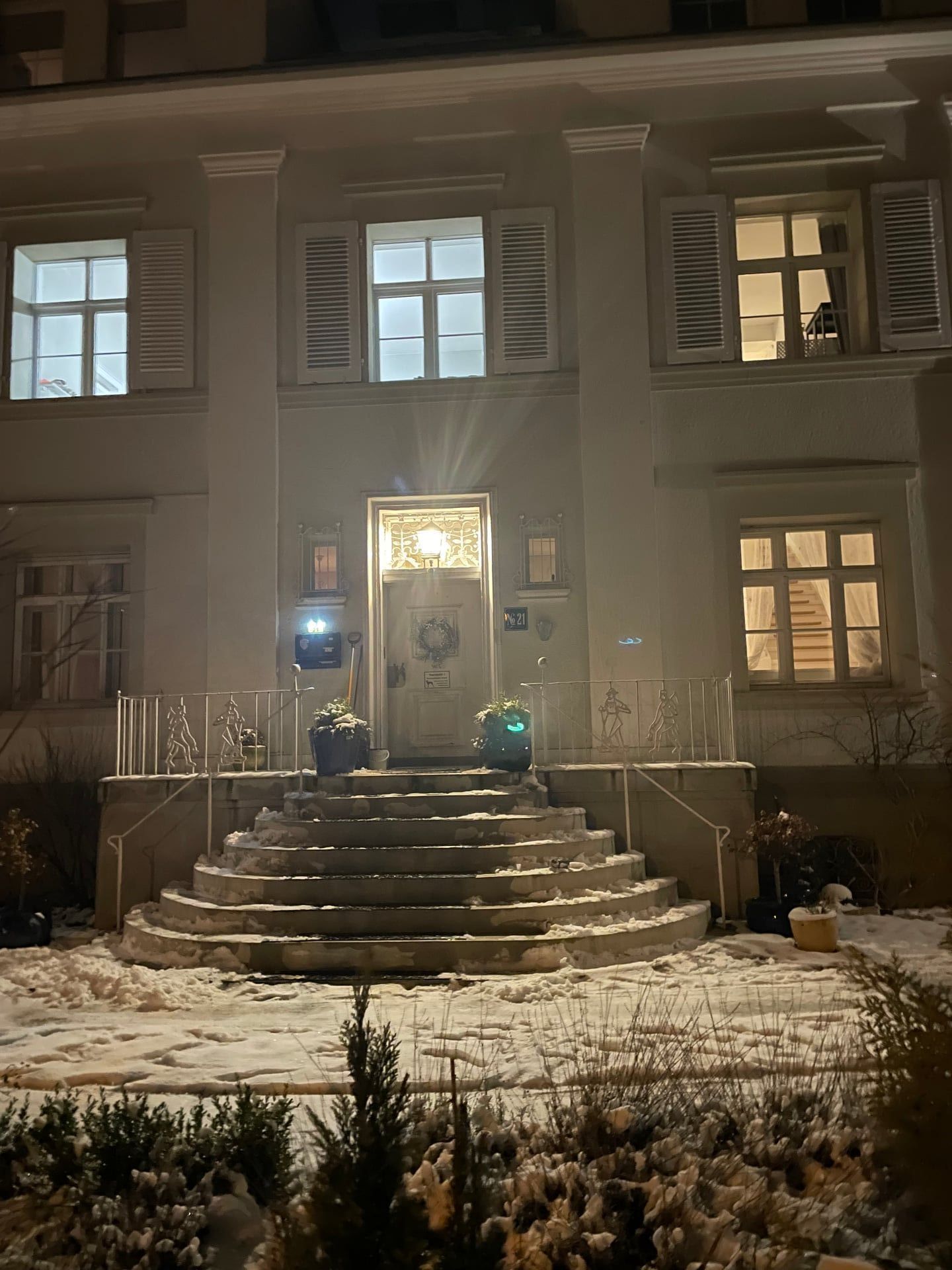 Haupteingang bei Nacht – Villa Eiserfeld, Siegen